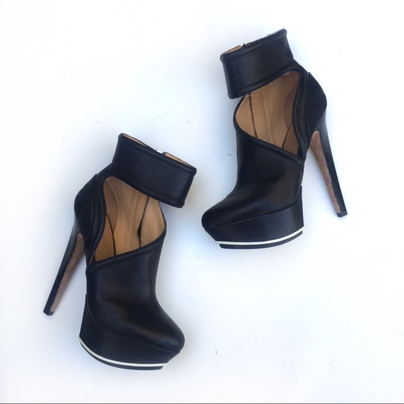 ❤️SOLD❤️L.A.M.B Black Leather Stiletto Heels 5’ - Picture 3 of 8